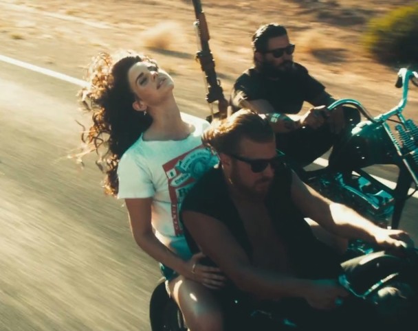 Lana-Del-Rey-Born-To-Die-Video-608x482.j