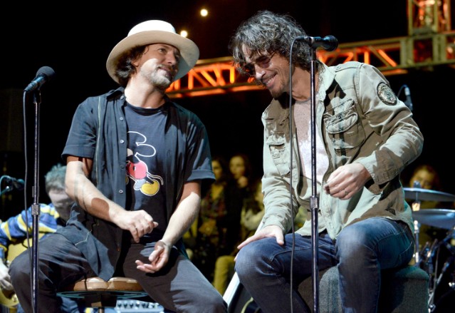 Eddie Vedder kicks off tour with tribute to Chris Cornell