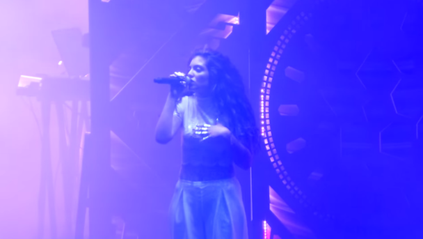 Watch Lorde Cover Kanye West & Bon Iver In Concert - Stereogum