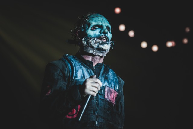 slipknot singer says nickelback singer is an idiot who has a face