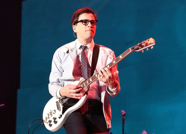 watch foo fighters weezer rivers cuomo cover kiss stereogum watch foo fighters weezer rivers cuomo cover kiss stereogum